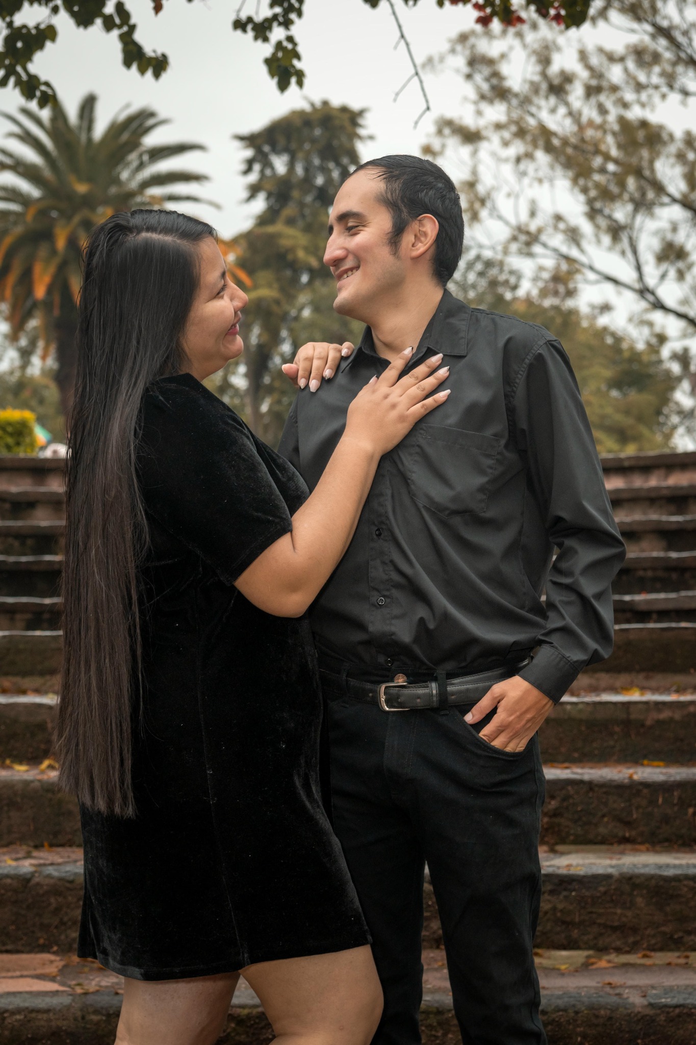Keily y Leobardo sonriendo frente a frente