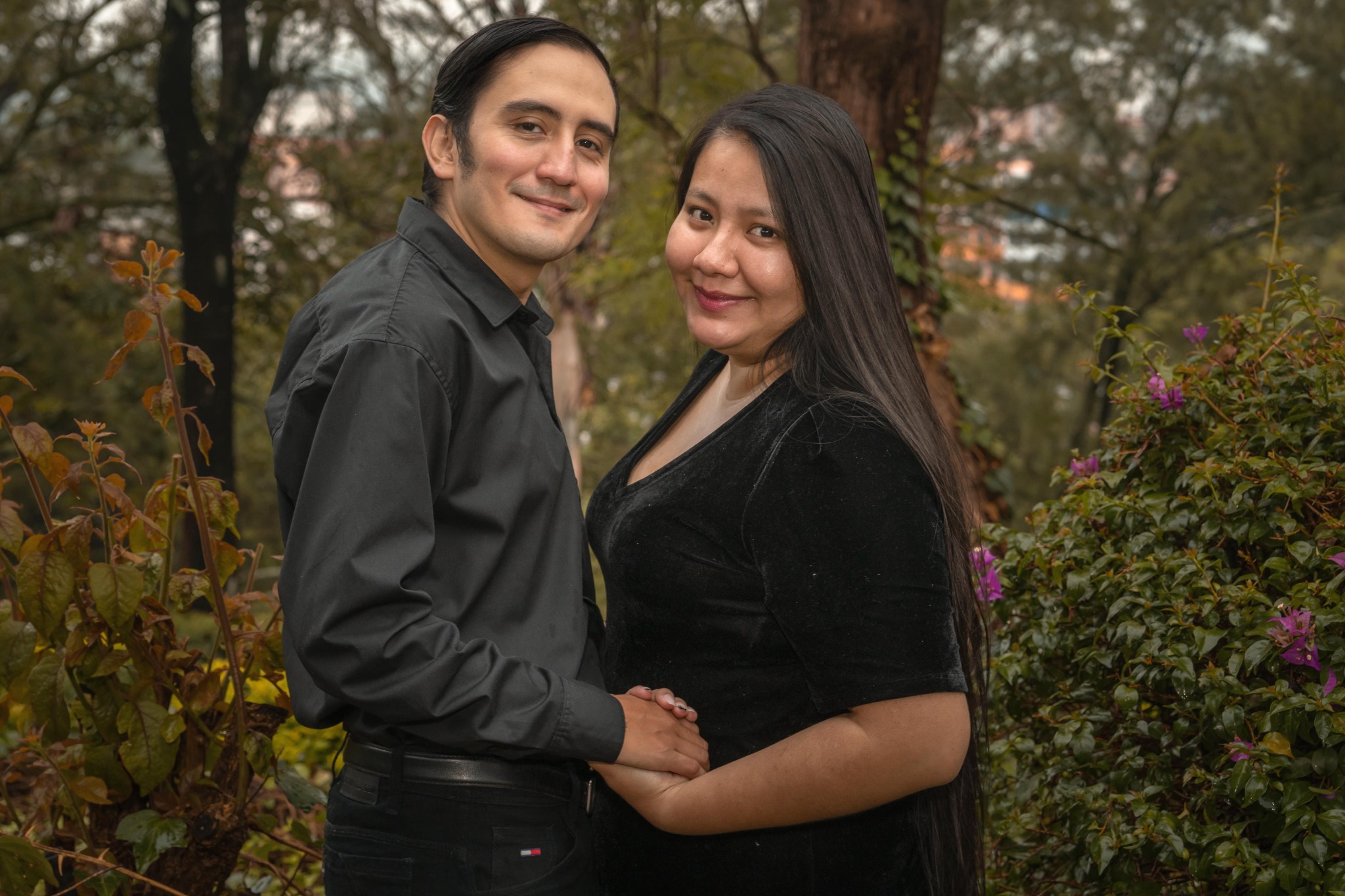 Keily y Leobardo de frente, tomados de las manos