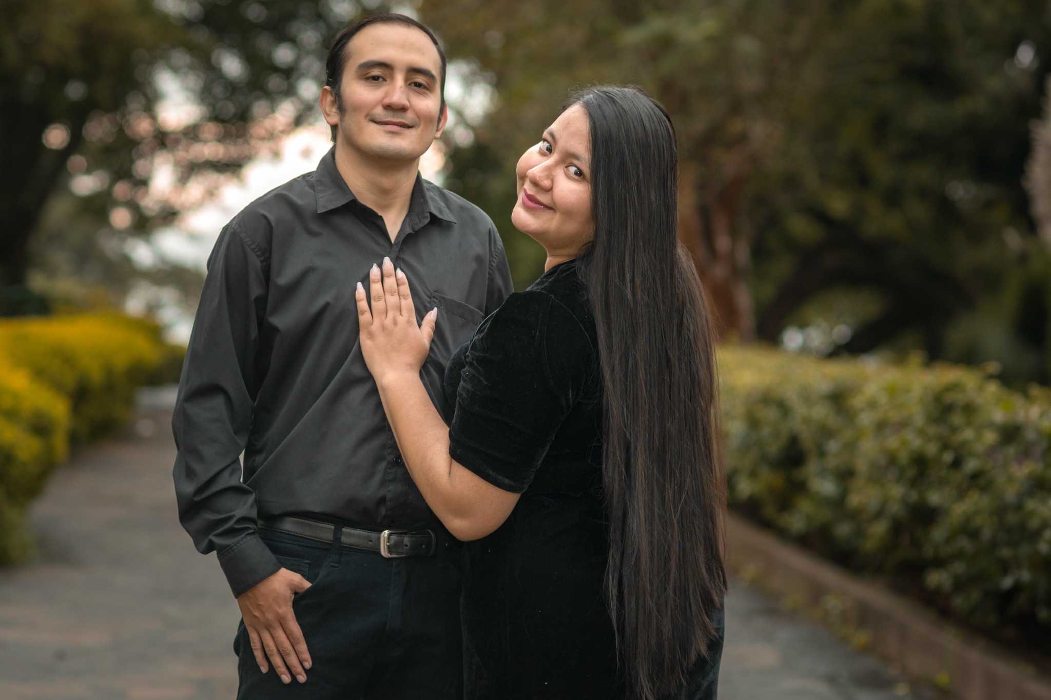 Keily y Leobardo juntos en el sendero del jardín