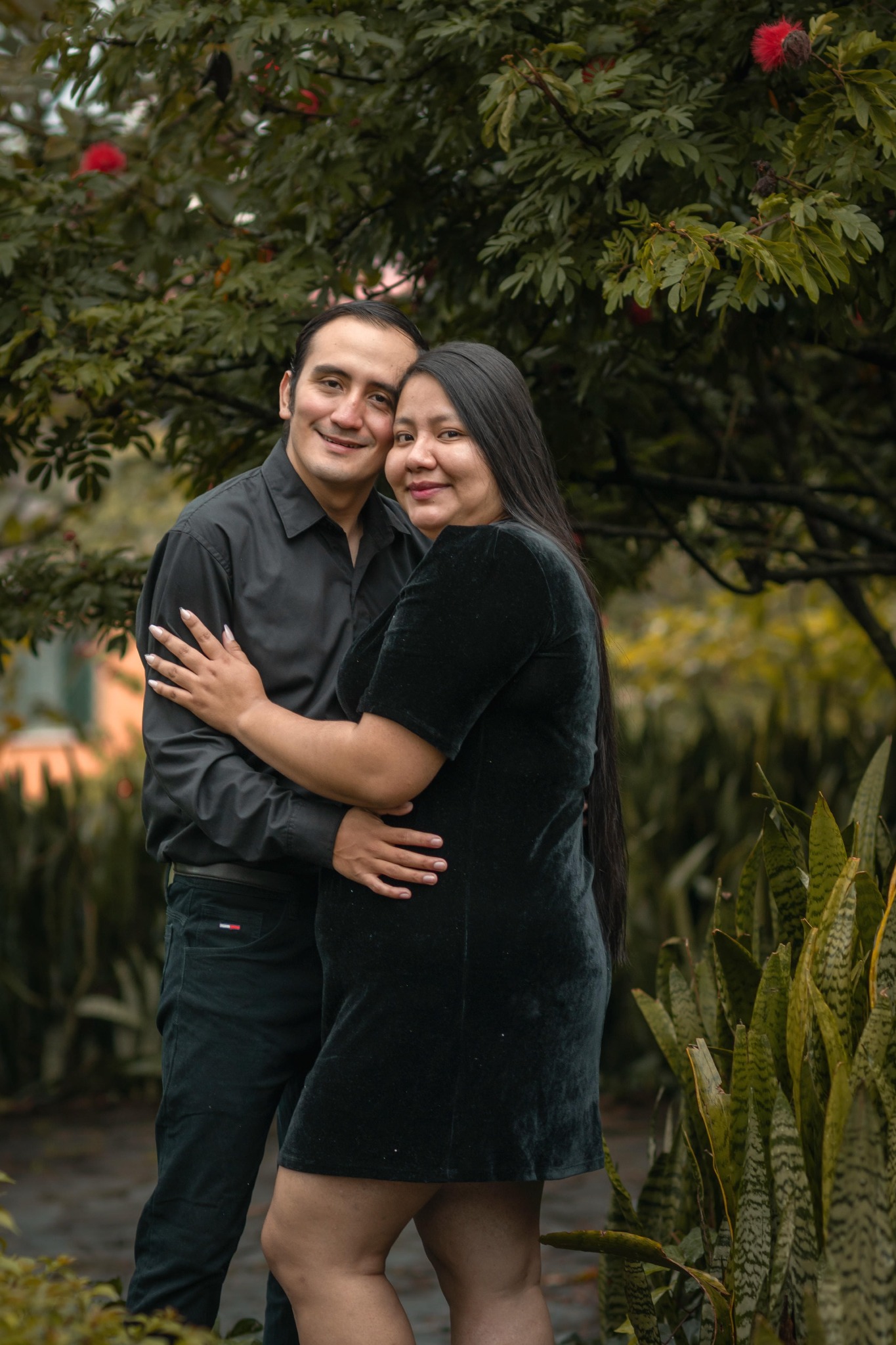 Keily y Leobardo abrazados bajo los árboles