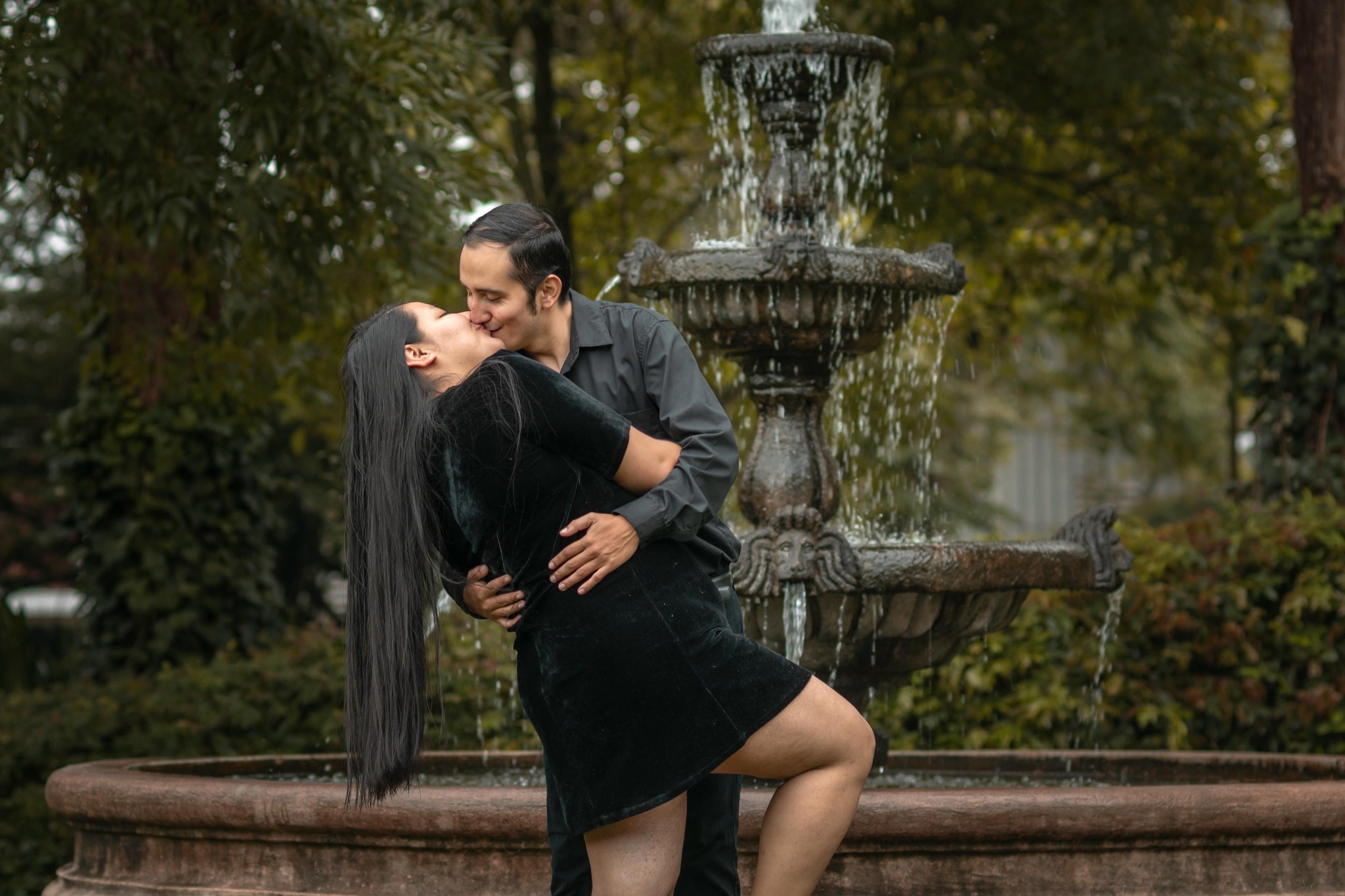 Keily y Leobardo besándose junto a la fuente