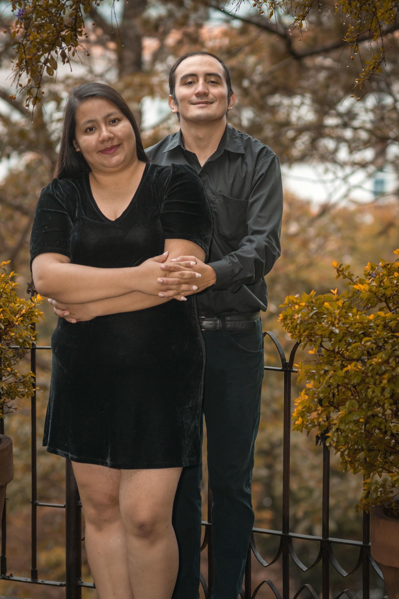 Keily y Leobardo junto a la verja del jardín